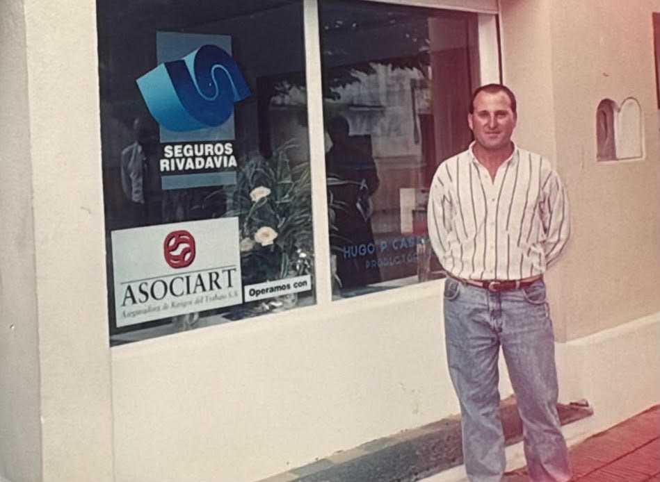 Hugo Casamiquela frente a la primera oficina, Magdalena, 1994